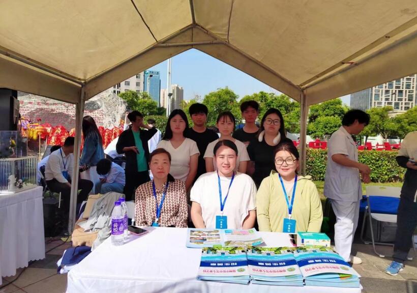 我校師生參加2024年鄭州市職業(yè)教育活動周啟動儀式