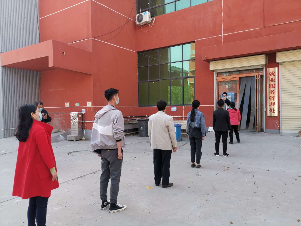 學校內排隊檢測體溫